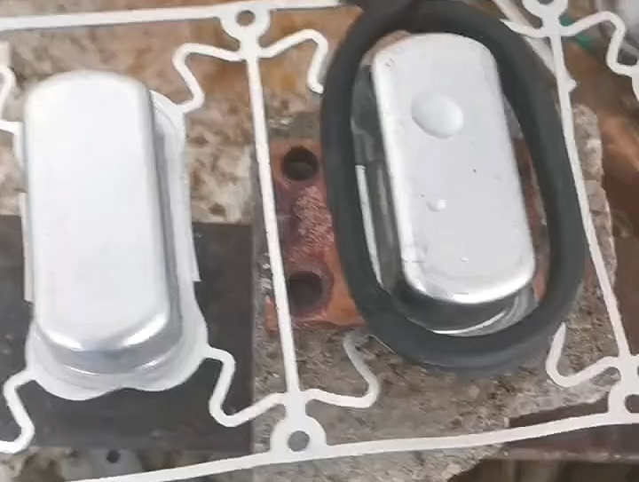 鋁件模具加熱過程中，采用高頻機(jī)緩慢加熱至100度左右確保模具不變形