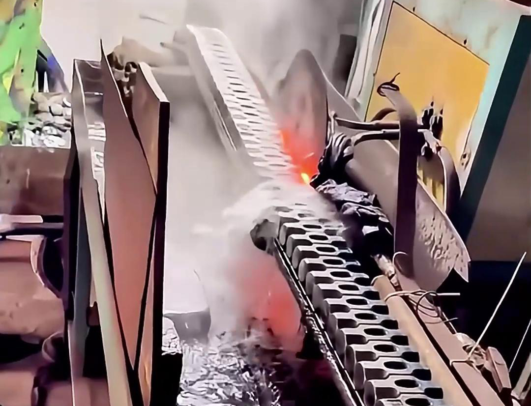 高頻淬火設(shè)備，鐵錘錘頭淬火熱處理好幫手