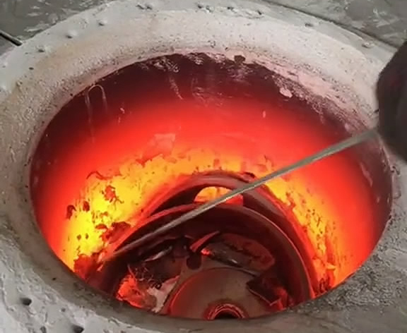 這款小型高頻熔煉爐僅需家庭220V電壓，即可輕松使用！