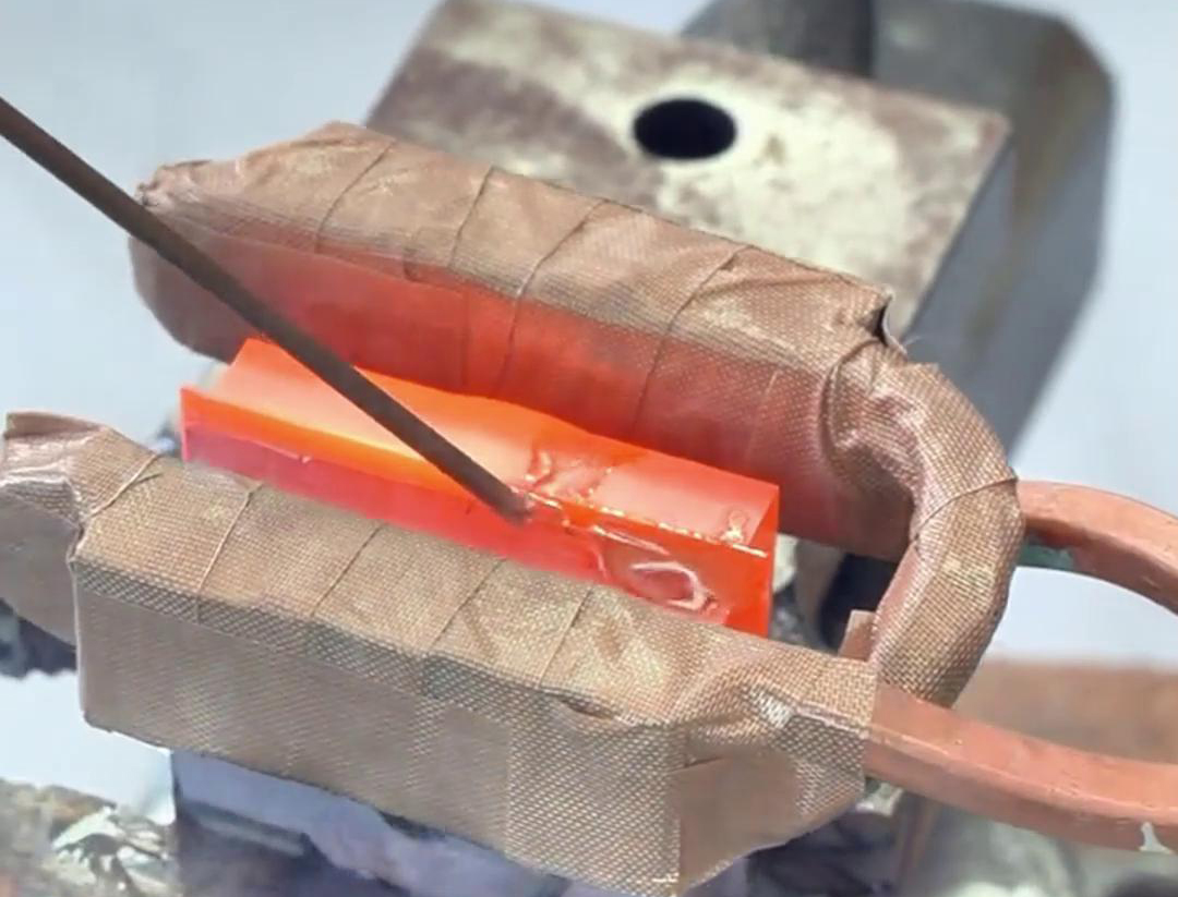 高頻焊接機(jī) 采用高頻振蕩技術(shù)，可以實(shí)現(xiàn)快速、高效的銅板焊接