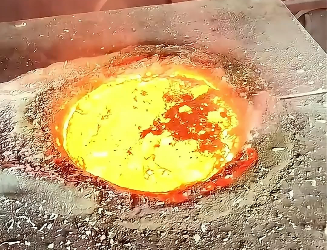 中頻熔銅爐還可以根據(jù)客戶(hù)需求進(jìn)行定制化生產(chǎn)，滿(mǎn)足不同客戶(hù)的需求