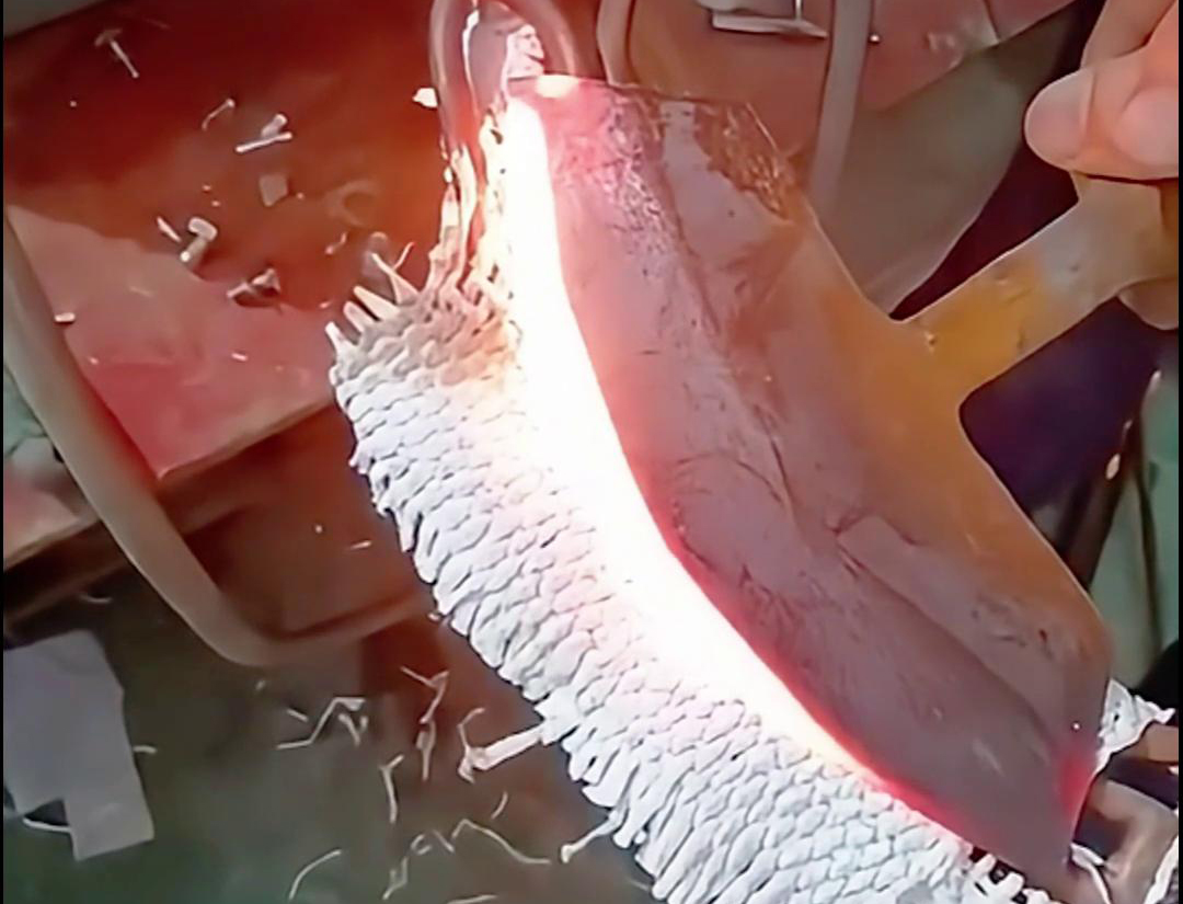 高頻淬火機(jī)應(yīng)用于各種五金刀具、機(jī)械農(nóng)具的淬火熱處理