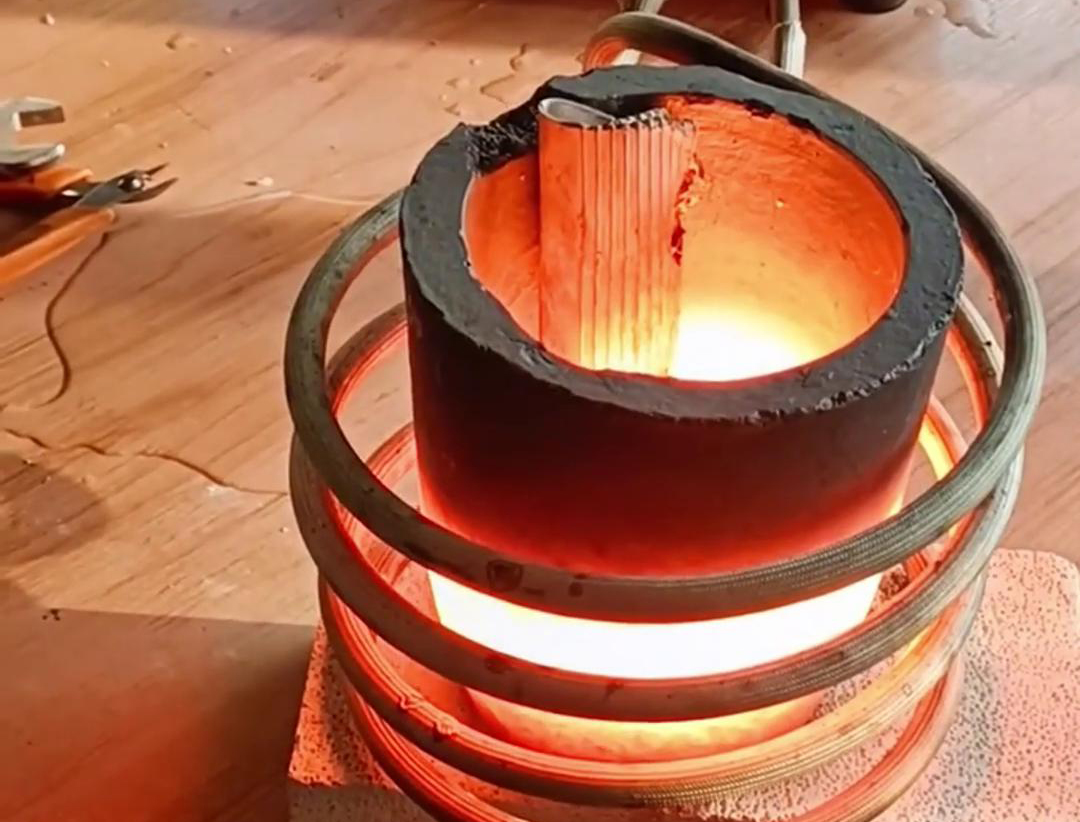 小型高頻熔煉爐能夠高效、均勻、節(jié)能且環(huán)保地融化鋁材料