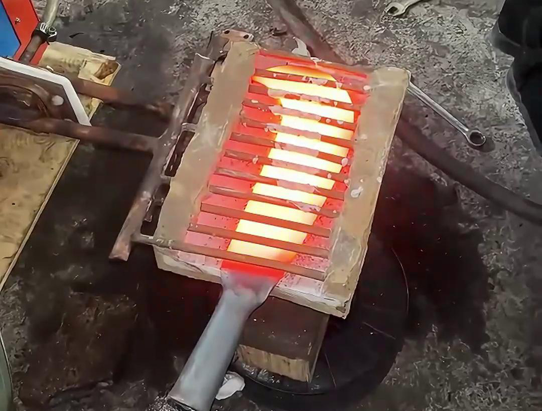 超高頻加熱機對鐮刀，也稱勾刀的刀具加熱