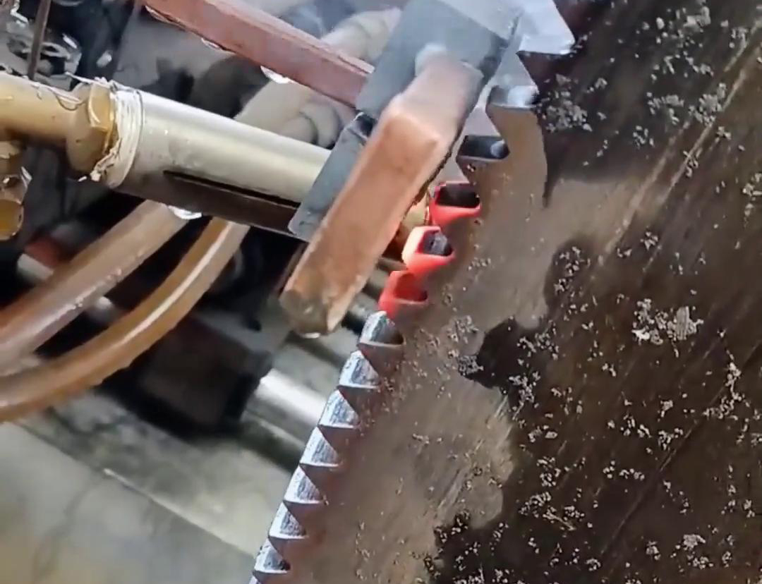 大型圓盤鋸齒是如何淬火？利用高頻淬火機(jī)