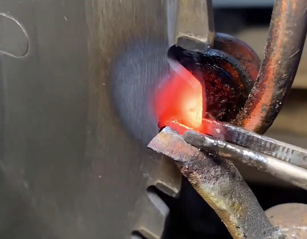 你知道鋸片鋸齒上的合金是怎么焊接上去的嗎？用高頻焊機(jī)啊