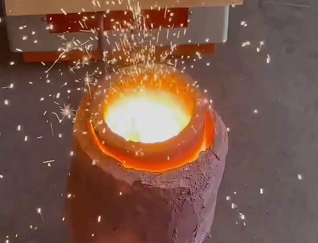 這小型中頻熔煉爐是怎么回事？鐵花滿(mǎn)天飛了