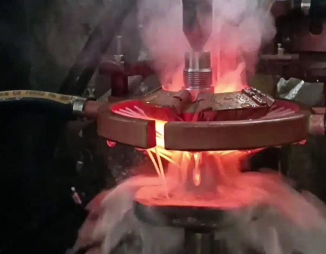 數(shù)控淬火機(jī)床通過數(shù)控系統(tǒng)控制感應(yīng)加熱線圈對(duì)軸類零件進(jìn)行加熱淬火