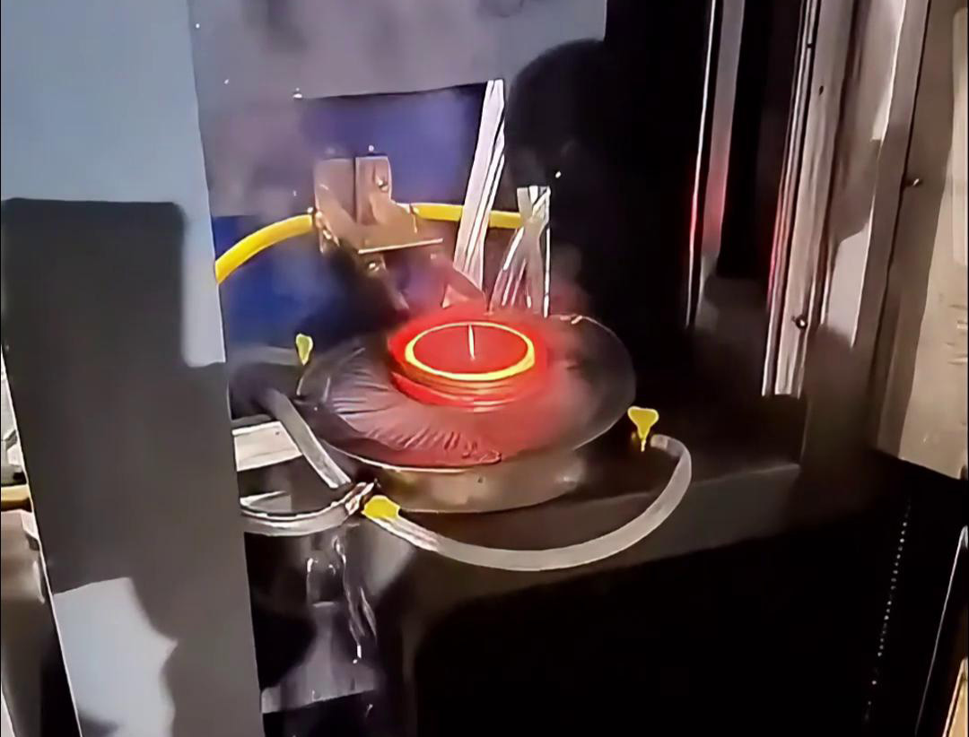 將齒輪放入高頻淬火機的感應(yīng)器內(nèi)，通過高頻感應(yīng)加熱技術(shù)將齒輪表面加熱至淬火溫度