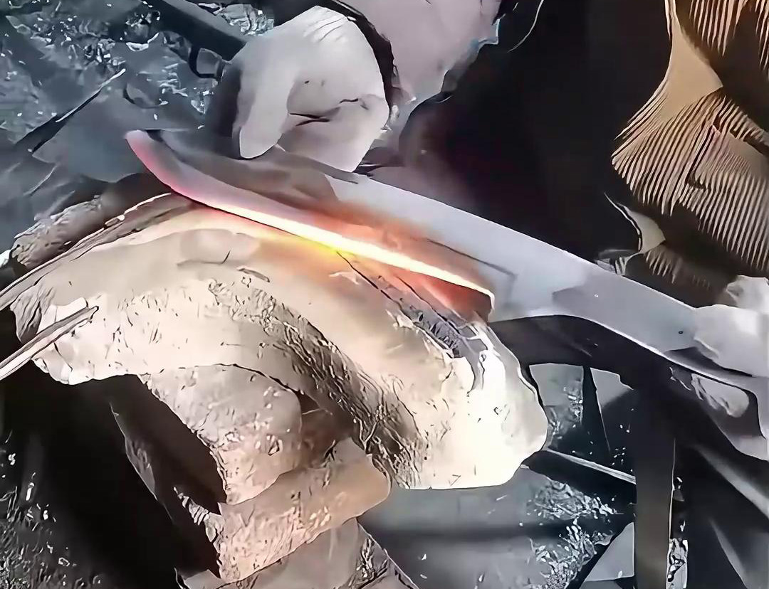 高頻淬火機對刀具刃口淬火熱處理是一種高效、節(jié)能的金屬熱處理工藝