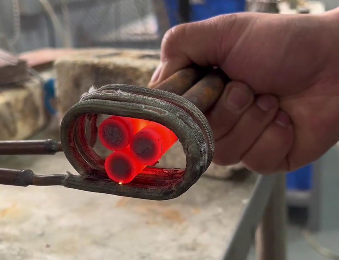 高頻感應(yīng)加熱機(jī)，可以對一根棒料進(jìn)行加熱，也可以對多根棒料同時加熱