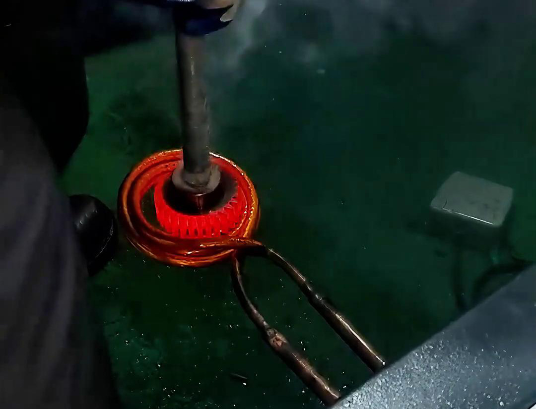 選擇高頻淬火設(shè)備對齒輪進行熱處理