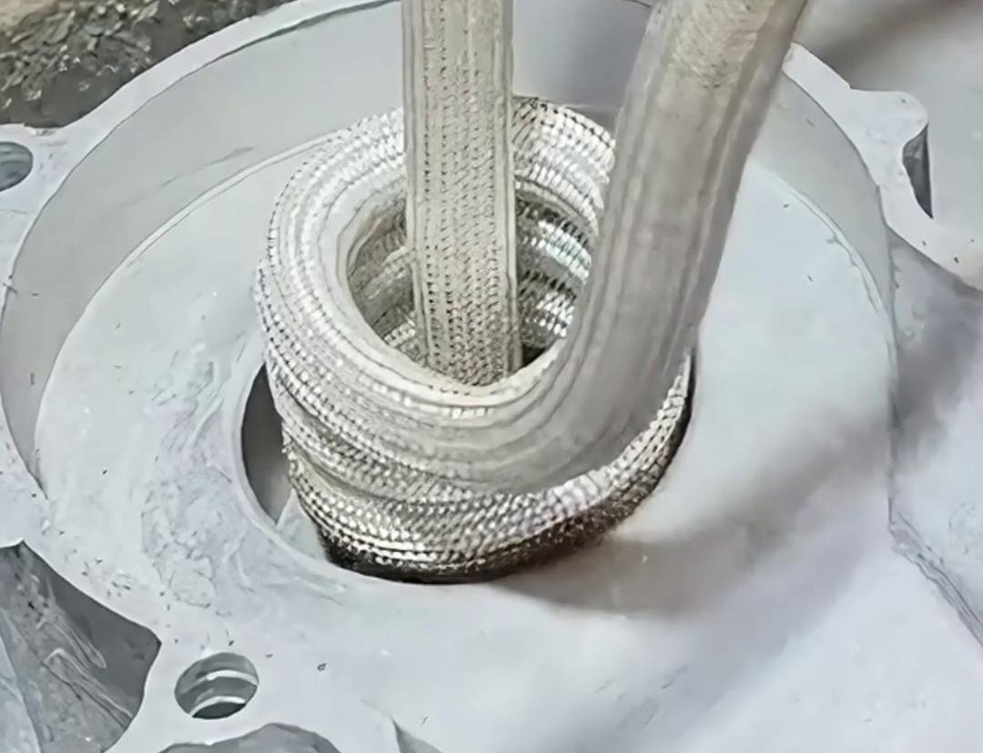 內(nèi)孔加熱裝配軸承，高頻加熱機(jī)10秒內(nèi)完成整個(gè)工藝流程