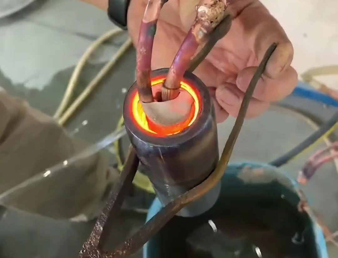 您要做內(nèi)孔熱處理嗎？那么這臺高頻加熱機(jī)就是您想要找的設(shè)備