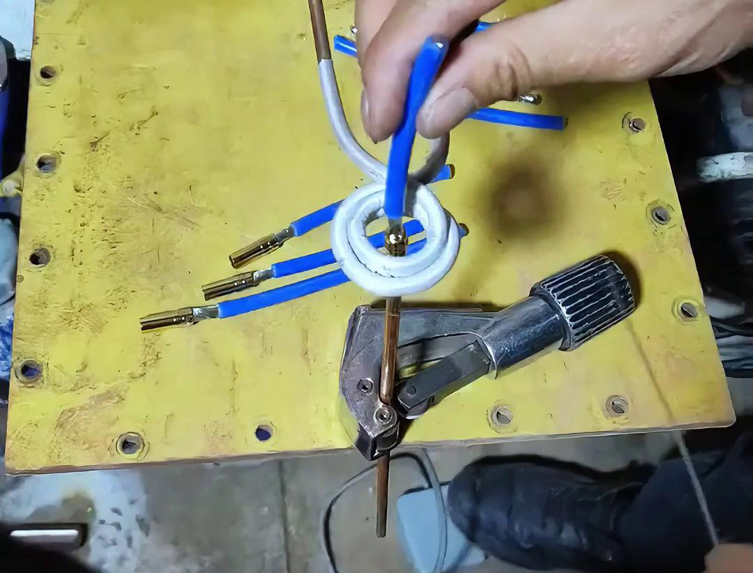 號(hào)線通過(guò)高頻焊機(jī)進(jìn)行錫焊操作 高頻焊接機(jī)具備加熱速度快