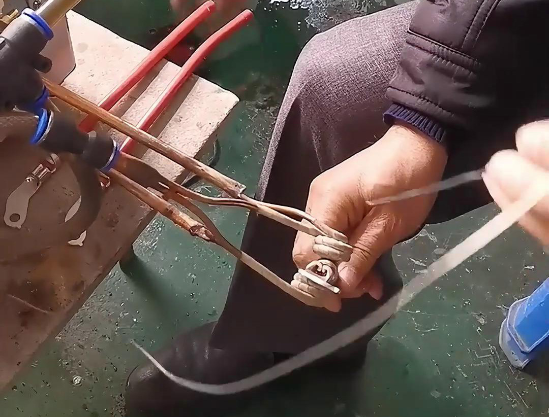新能源線束端子錫焊用高頻焊機(jī)，提高線束端子的耐腐蝕性，延長(zhǎng)其使用壽命