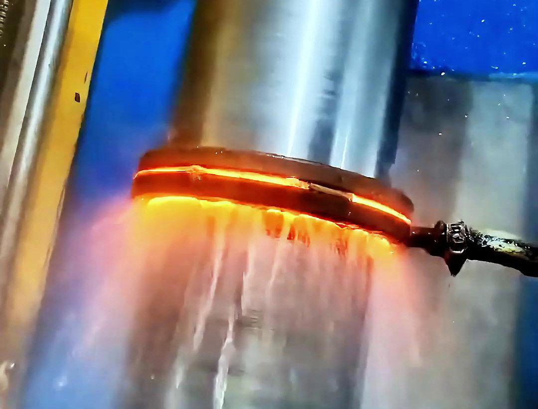 光軸表面淬火熱處理一般采用數(shù)控自動淬火機(jī)床實現(xiàn)