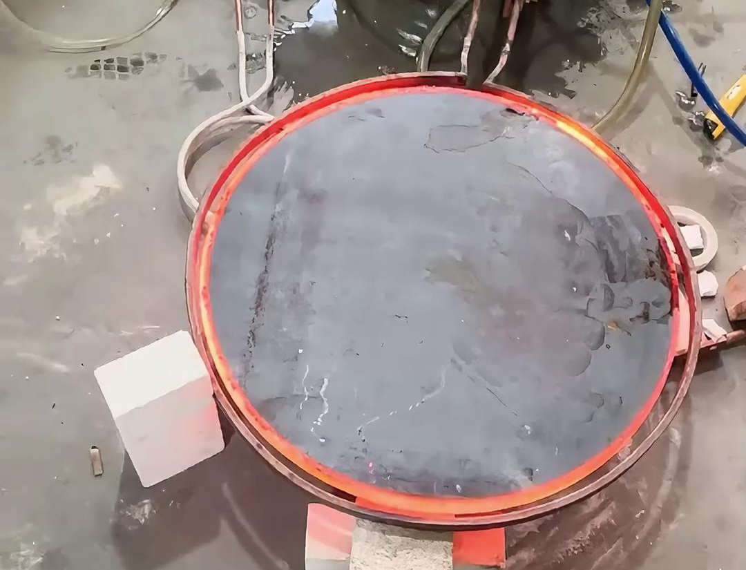 超音頻感應加熱設備對直徑700mm、厚度20mm的圓形鐵餅加熱至900度