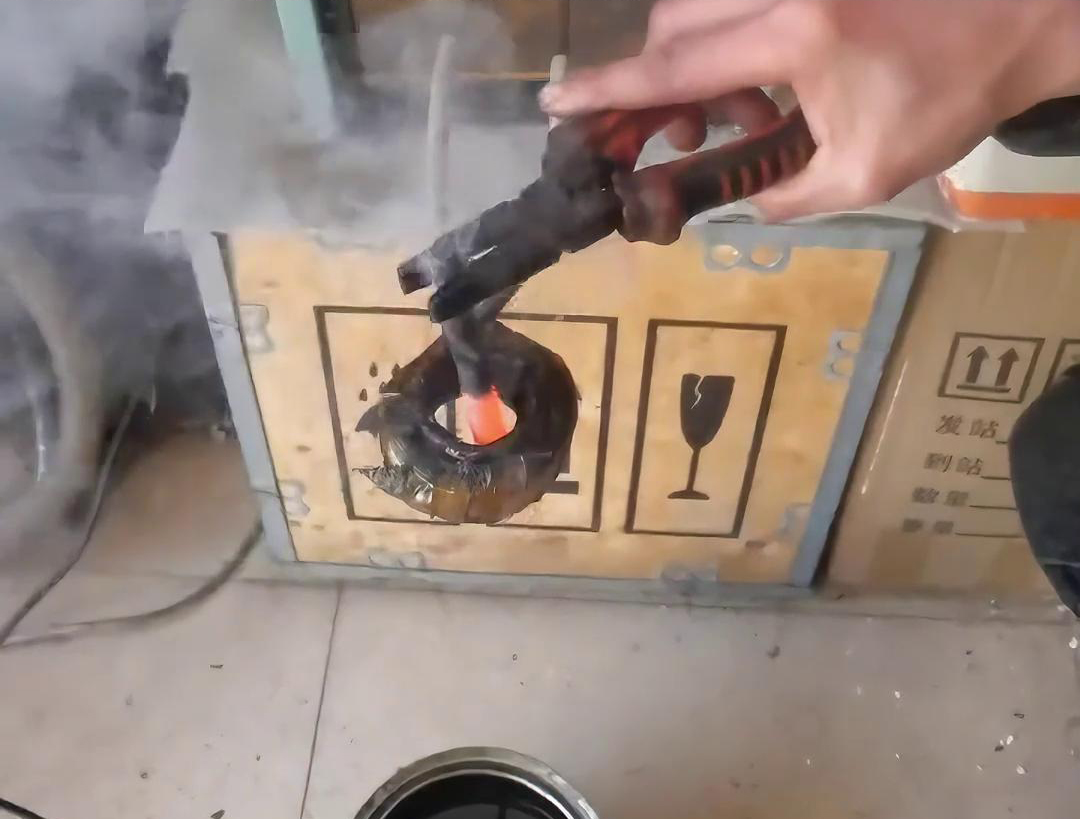 小型高頻淬火機(jī)，適用于常見(jiàn)小型五金金屬材料淬火熱處理