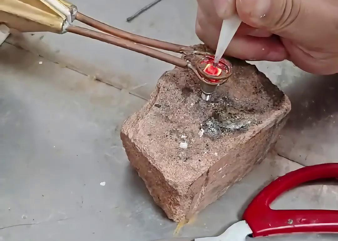 超高頻焊機(jī)憑借其獨(dú)特的工作原理和優(yōu)勢，在鎢鋼焊接方面表現(xiàn)出色