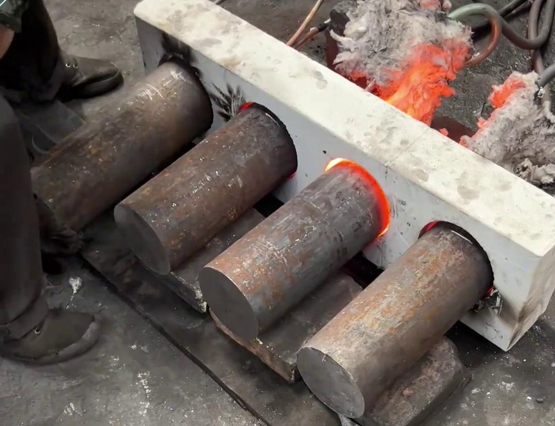 對(duì)于需要加熱大型棒料的場(chǎng)合，建議優(yōu)先考慮采用中頻感應(yīng)加熱設(shè)備