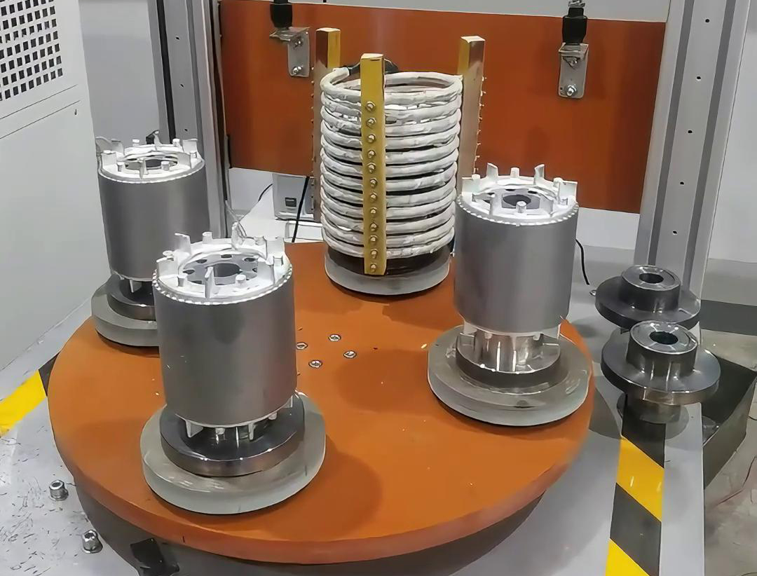 一套人工操作半自動電機(jī)轉(zhuǎn)子熱套設(shè)備，它由高頻感應(yīng)加熱設(shè)備組合而成