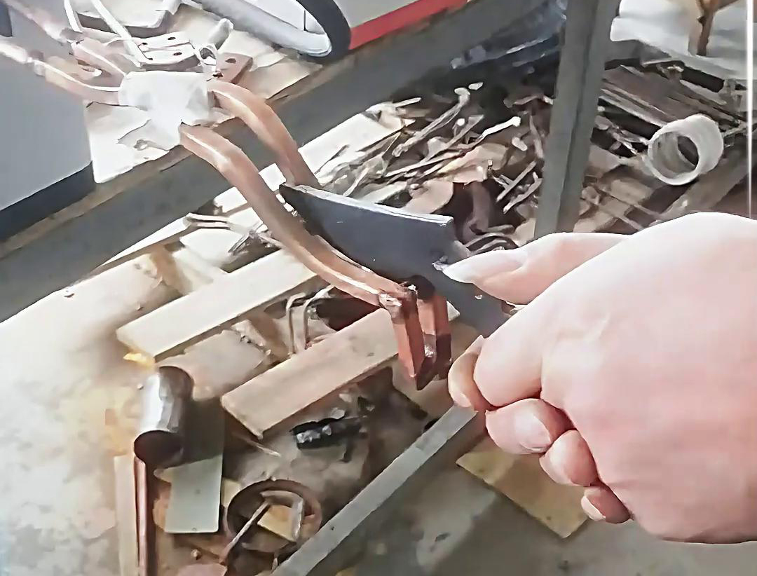 刀具淬火，根據(jù)工藝要求可以選擇高頻淬火機(jī)或者超高頻淬火設(shè)備