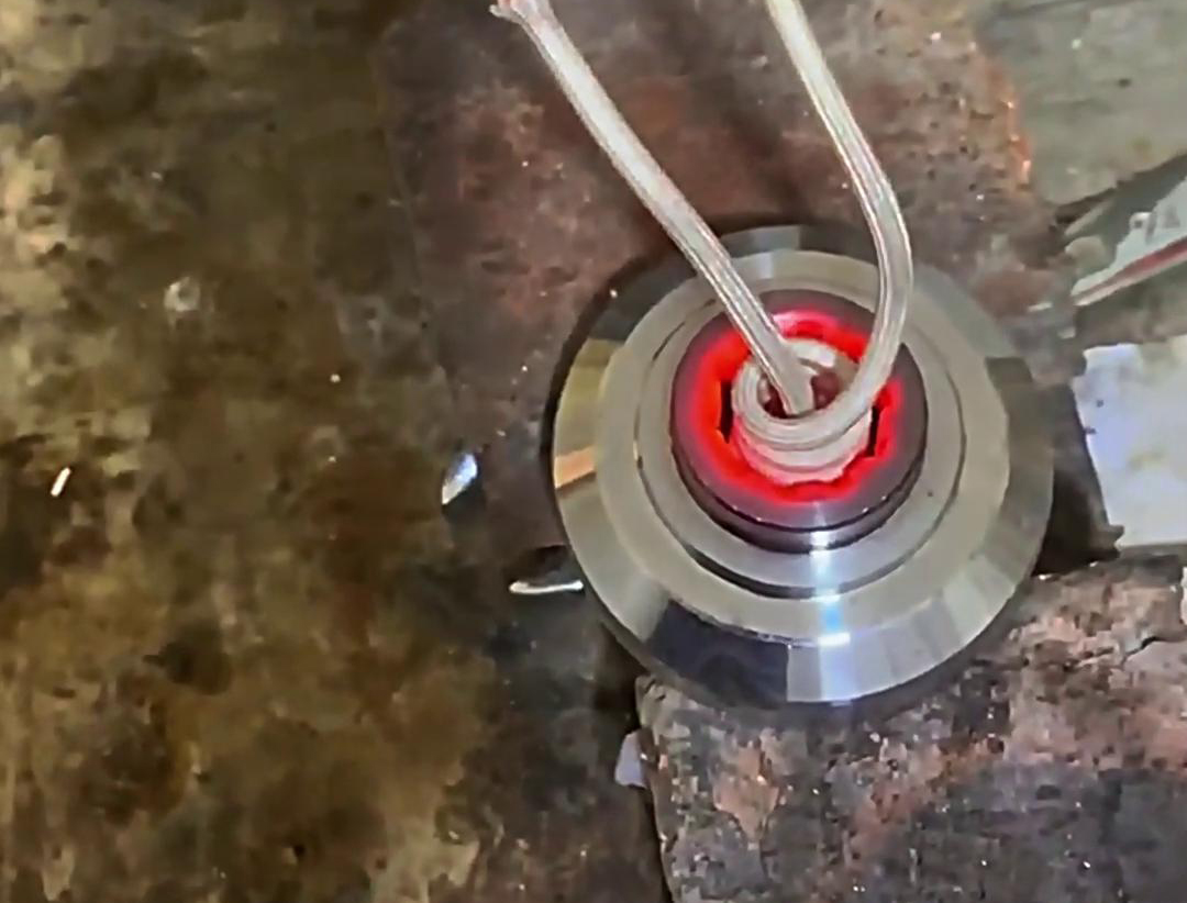 高頻內(nèi)孔加熱淬火技術(shù)廣泛應(yīng)用于汽車零部件、五金模具、軸類零件