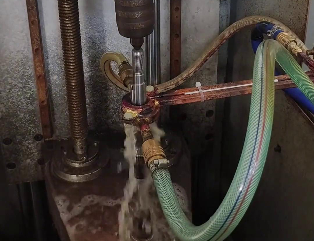 高頻淬火機(jī)床可以根據(jù)電機(jī)軸尺寸和淬火要求，實(shí)現(xiàn)自動(dòng)化操作淬火