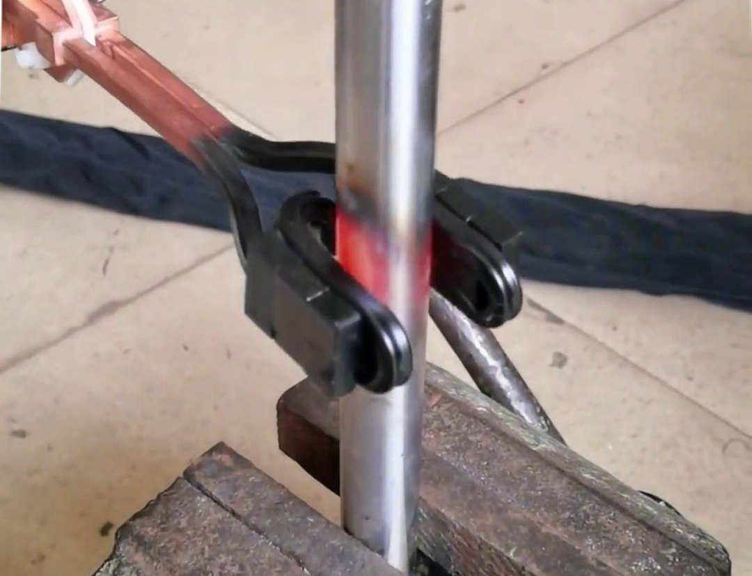 手持式高頻加熱機(jī)搭配U型開口線圈對(duì)25mm實(shí)心圓鋼棒料