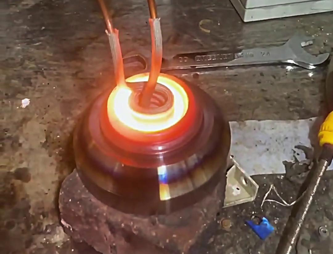 超高頻加熱機(jī)對(duì)內(nèi)孔加熱的核心優(yōu)勢(shì)在于其高效性、精準(zhǔn)性和環(huán)保性