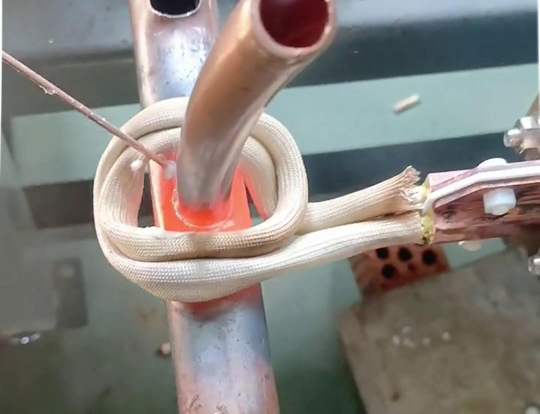 這款手持式高頻焊機(jī)就不一樣了，它焊接銅管操作簡單，新手幾分鐘就能學(xué)會