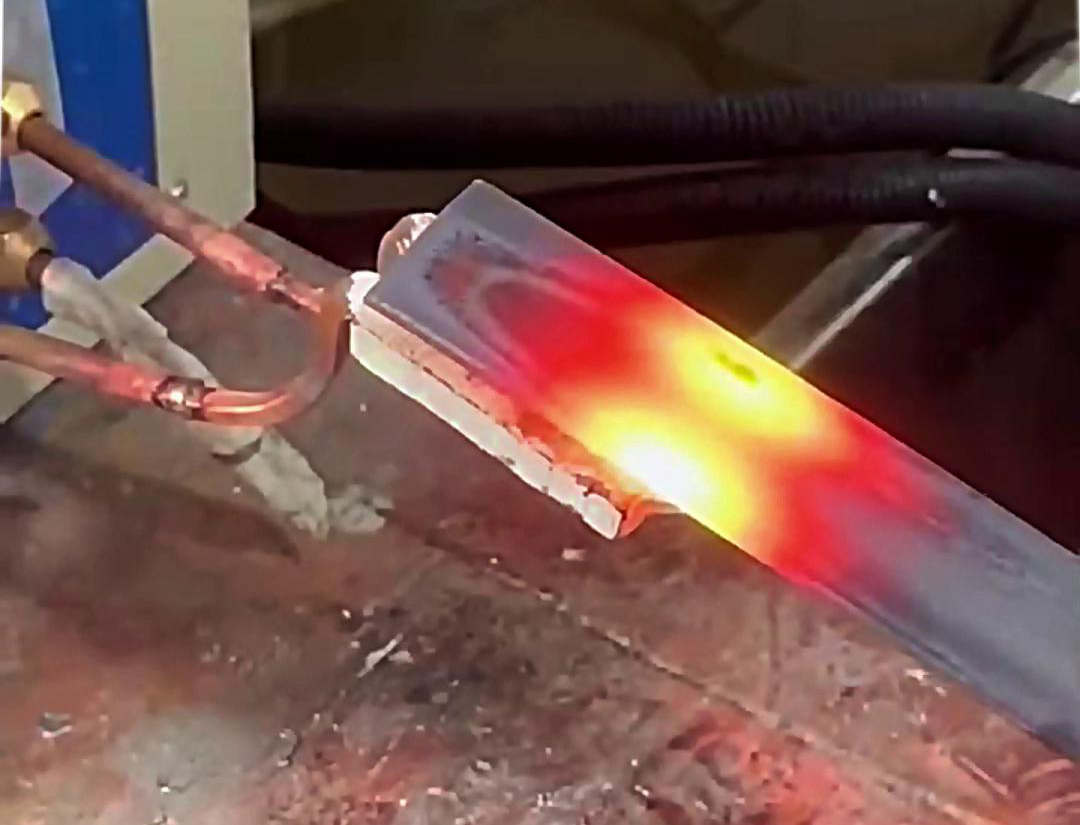 高頻加熱機憑借其獨特的技術特性，在鐵板平面加熱方面展現(xiàn)出了卓越的性能