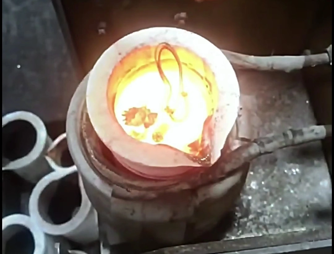 手搖傾倒式中頻熔金機(jī)是一種高效、靈活、安全可靠的金屬熔煉設(shè)備