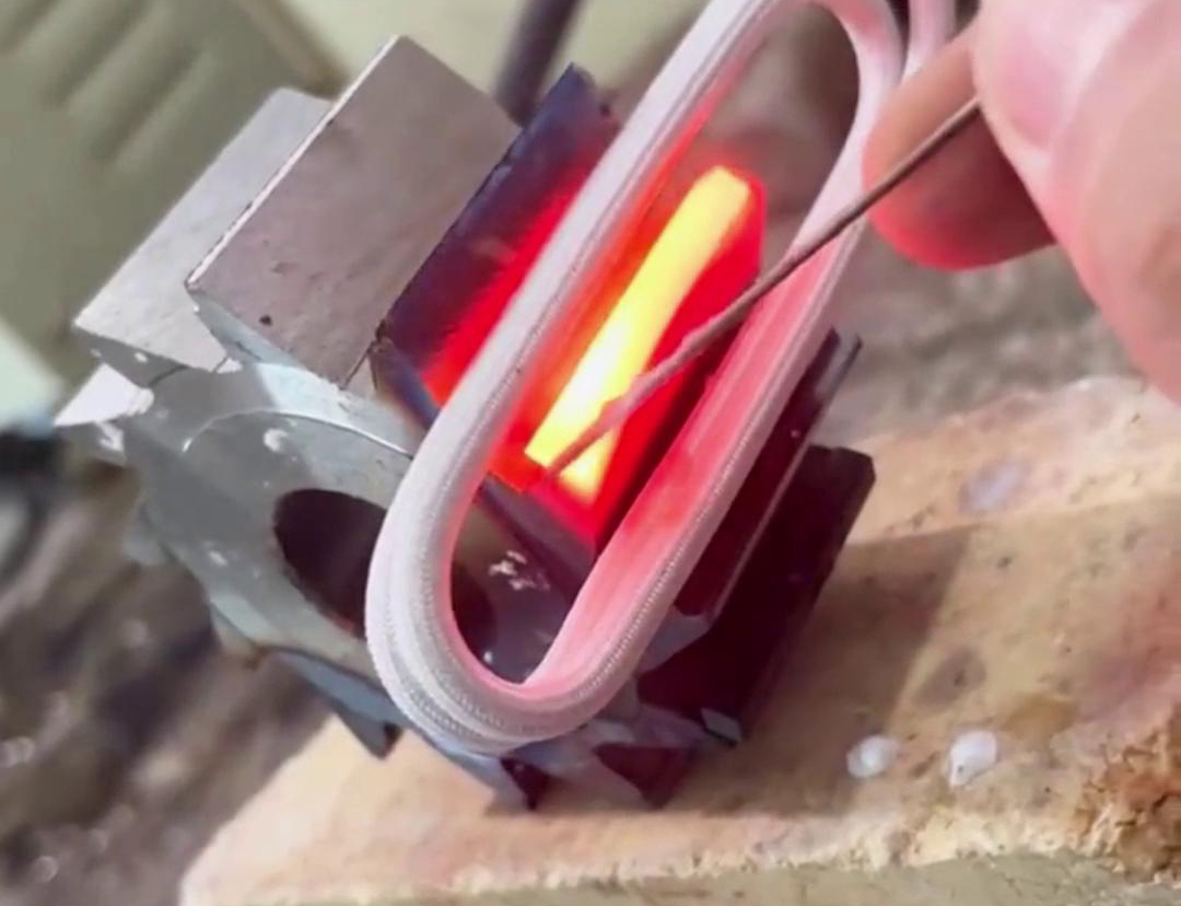 這是齒輪斷裂的齒牙，用我們的高頻焊接機(jī)不到一分鐘就能焊好