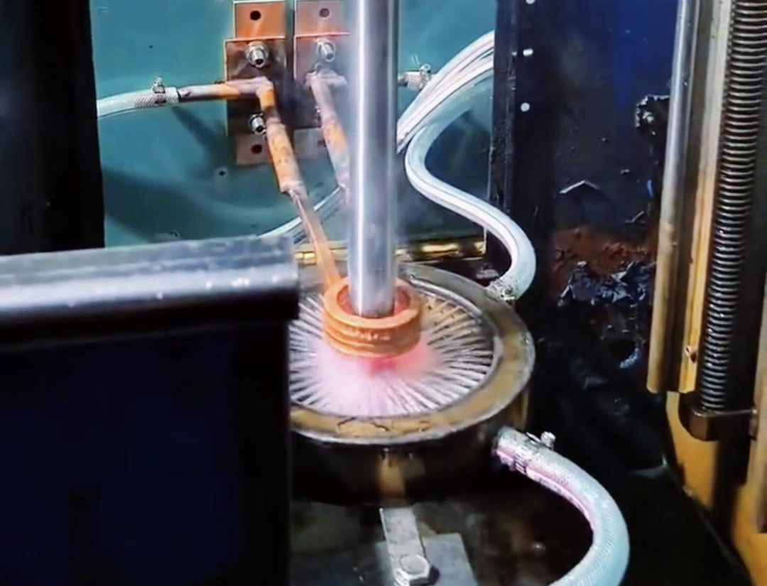 中頻淬火機(jī)床對(duì)軸的淬火層深在 5 - 8 毫米左右