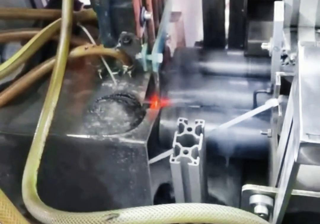 臥式高頻淬火機(jī)床主要應(yīng)用于軸類、盤類及各類精密復(fù)雜零件的表面硬化處理