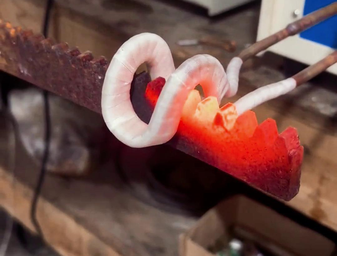 齒條高頻加熱，溫度高，速度快，無(wú)氧化層