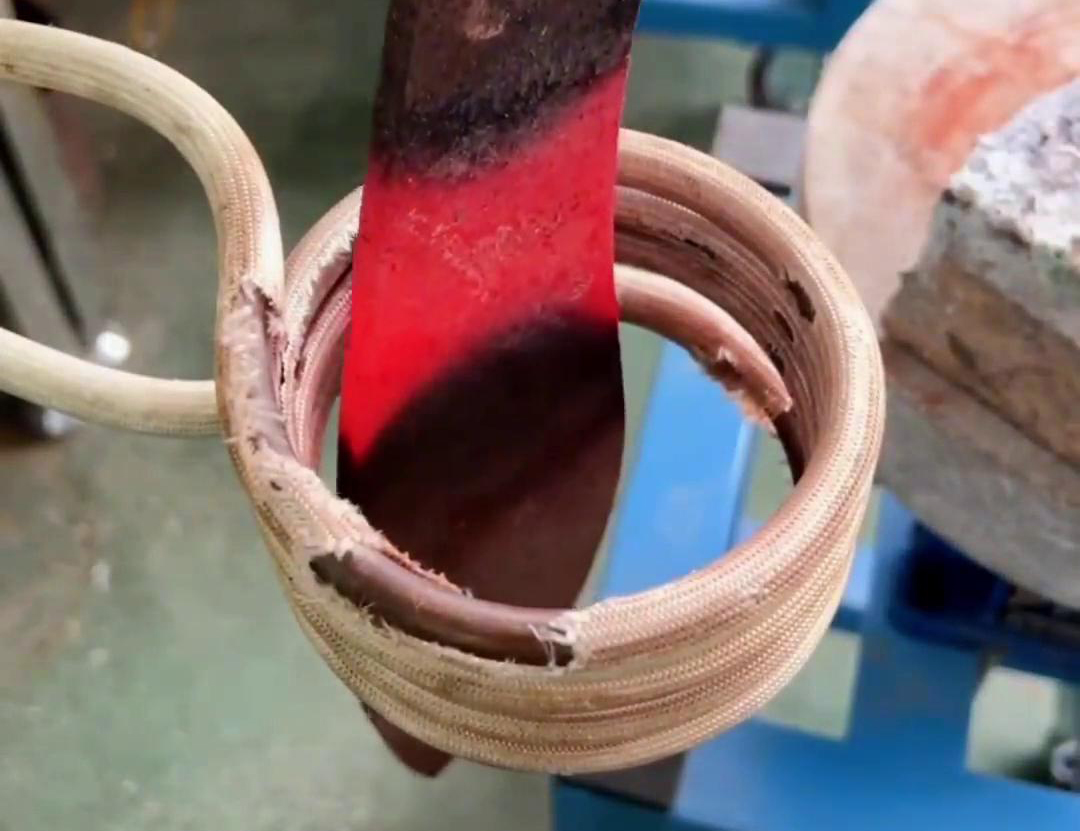 6毫米厚的鋼板，在這臺(tái)高頻感應(yīng)加熱機(jī)上加熱幾秒鐘就紅透