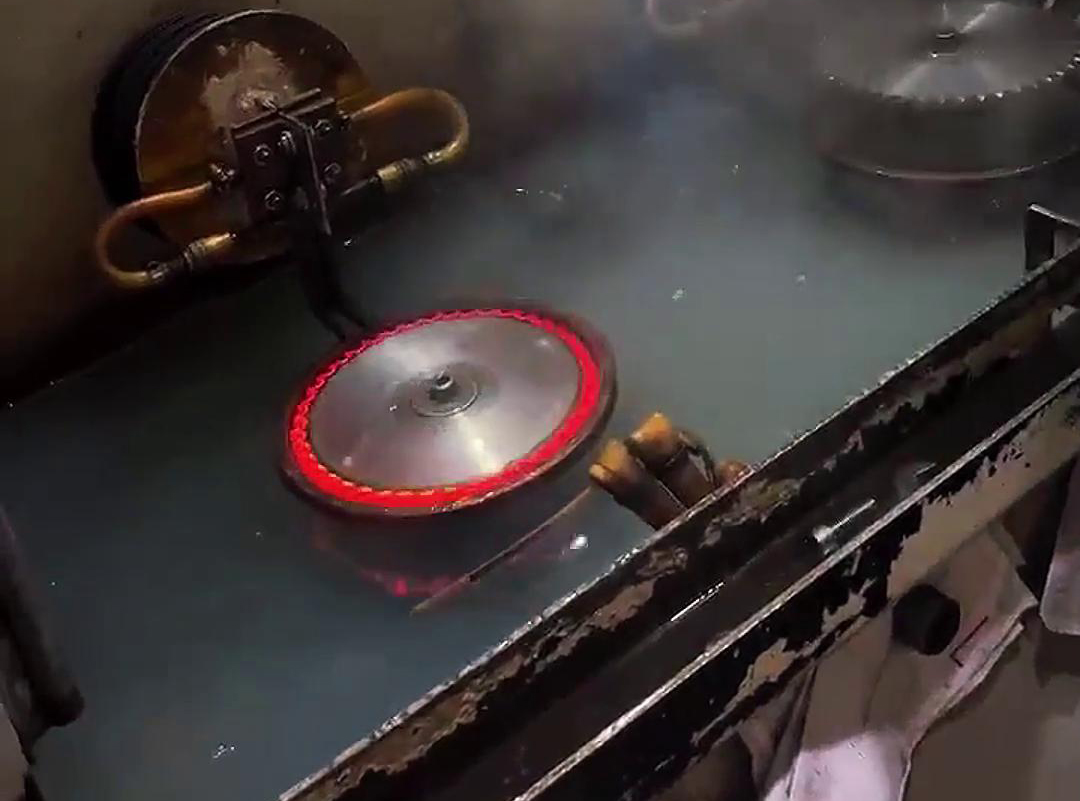 雙工位高頻淬火機(jī)床，它適用于各種鋸片、鏈輪、齒輪淬火熱處理