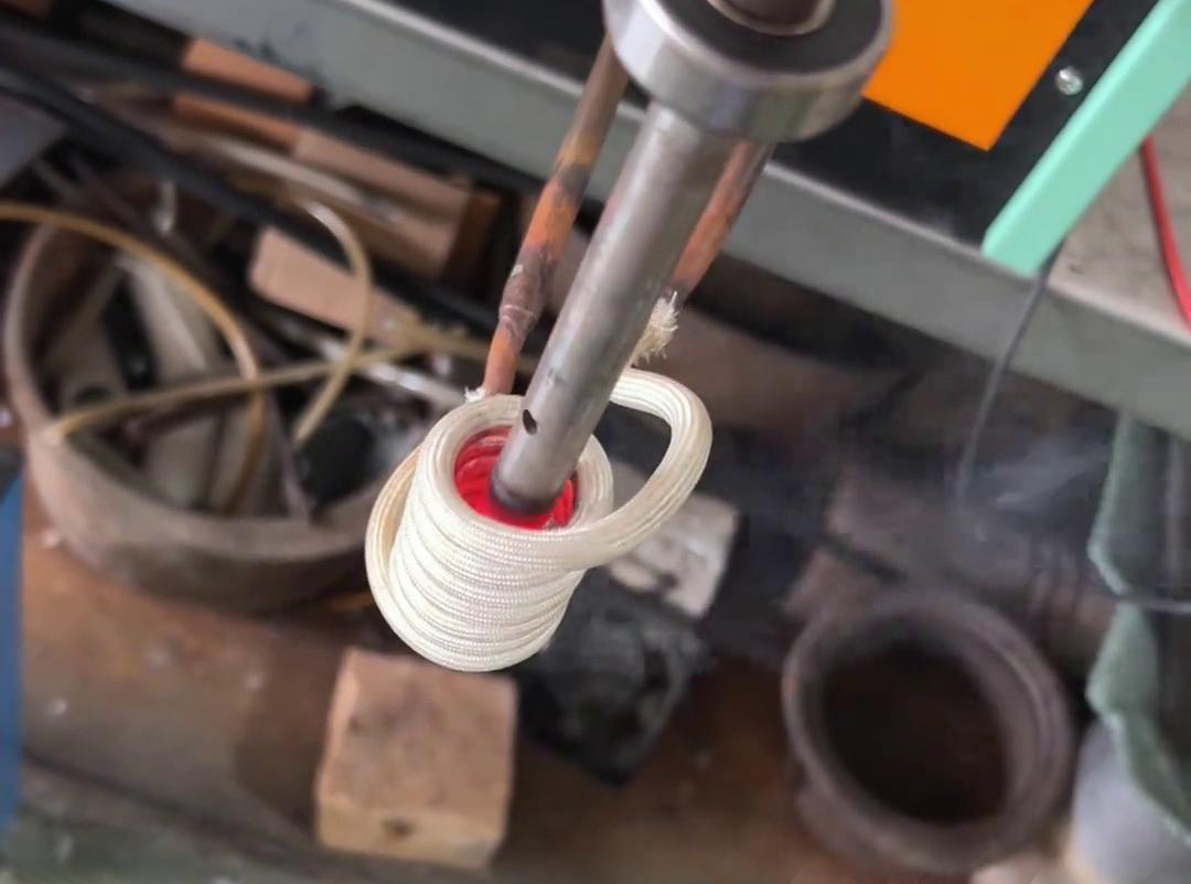 高頻加熱設(shè)備用在金屬加工、熱處理、焊接、熔煉等多個領(lǐng)域