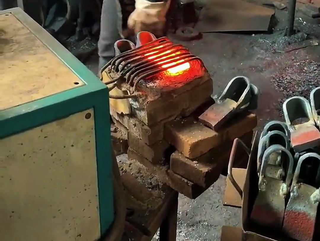 利用超音頻感應(yīng)加熱技術(shù)，對(duì)鋤頭等農(nóng)具坯料進(jìn)行快速、均勻加熱，隨后進(jìn)行鍛造加工的工藝