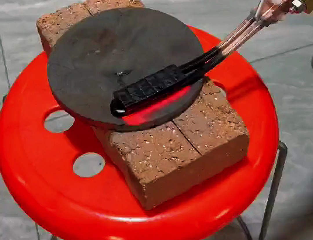 手持式感應(yīng)加熱設(shè)備，一款集高效、精準(zhǔn)、便捷于一身的工業(yè)神器