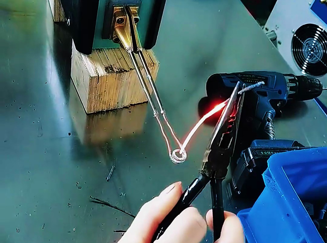 針對鐵絲退火需求超高頻加熱設(shè)備