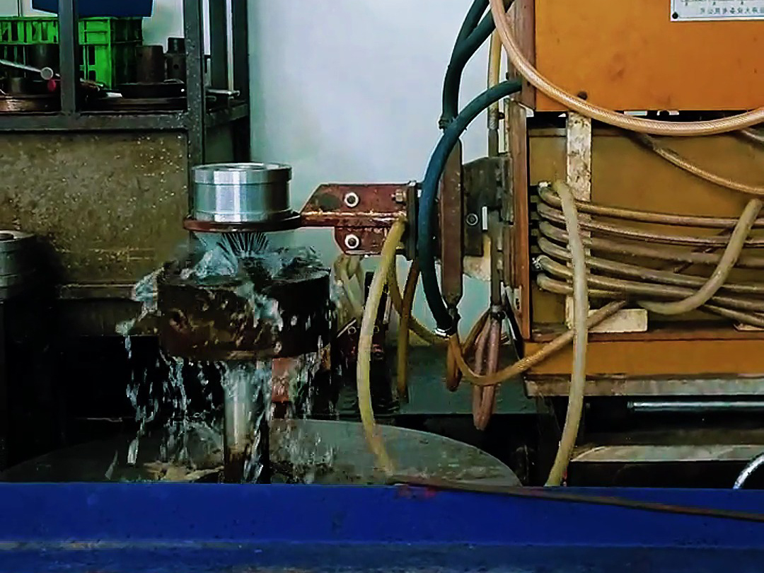 軸類淬火機床通過高頻感應(yīng)加熱技術(shù)，實現(xiàn)了軸類零件的高效、精準(zhǔn)淬火處理