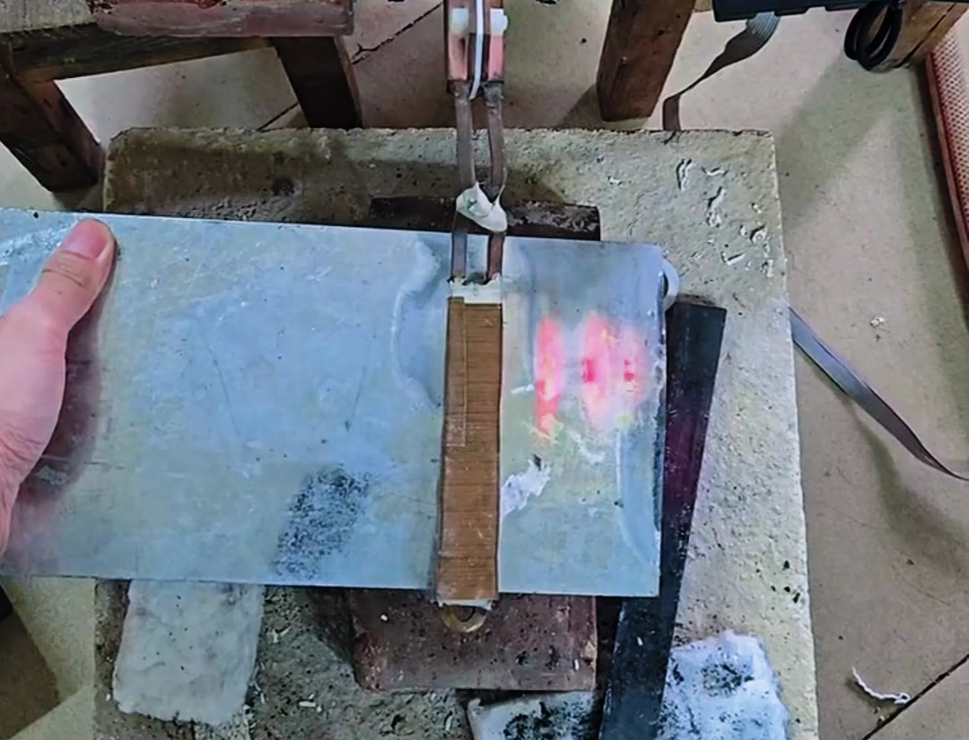 手持式高頻加熱機(jī)對(duì)鐵板平面進(jìn)行局部加熱