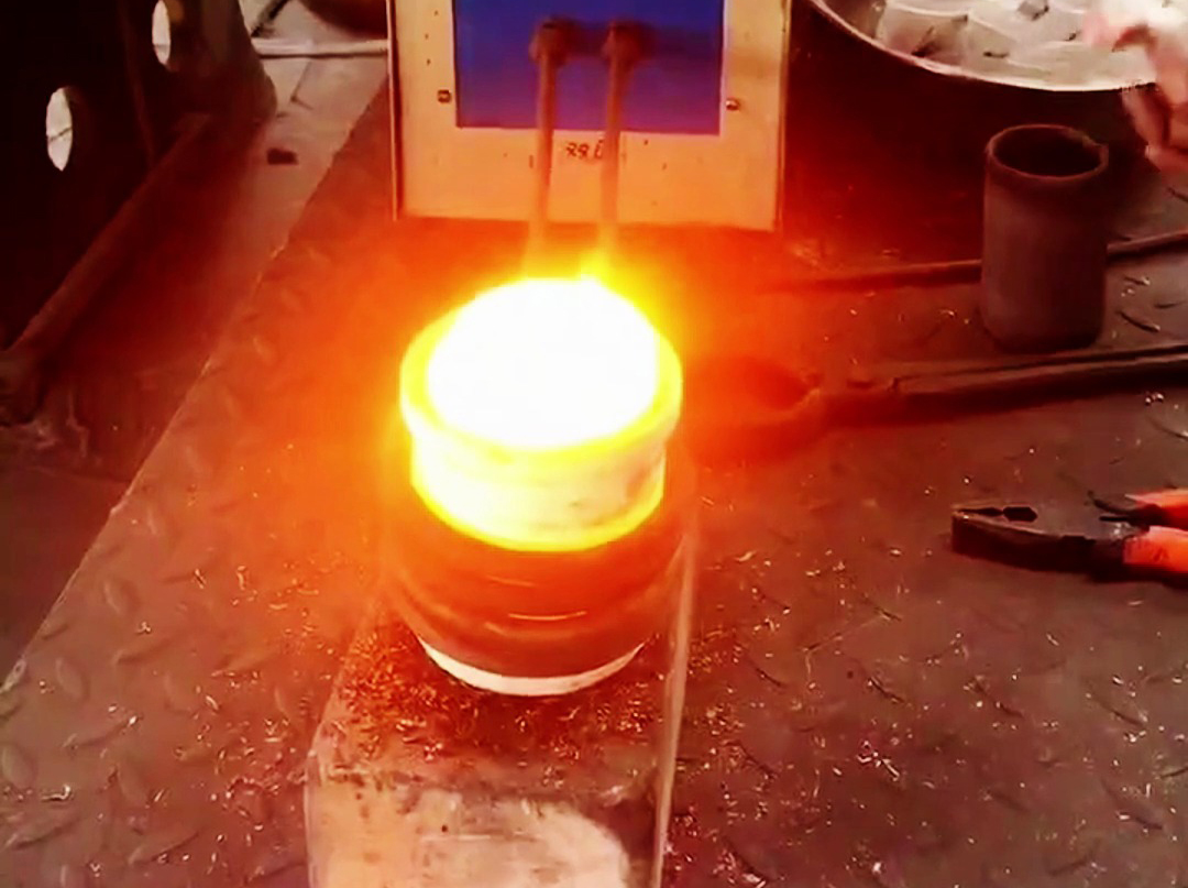 高頻熔煉爐適合在實(shí)驗(yàn)室，教學(xué)，小型化熔煉生產(chǎn)使用