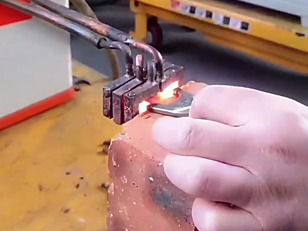 超高頻淬火對五金零件提供了一種高效、經(jīng)濟且可靠的解決方案