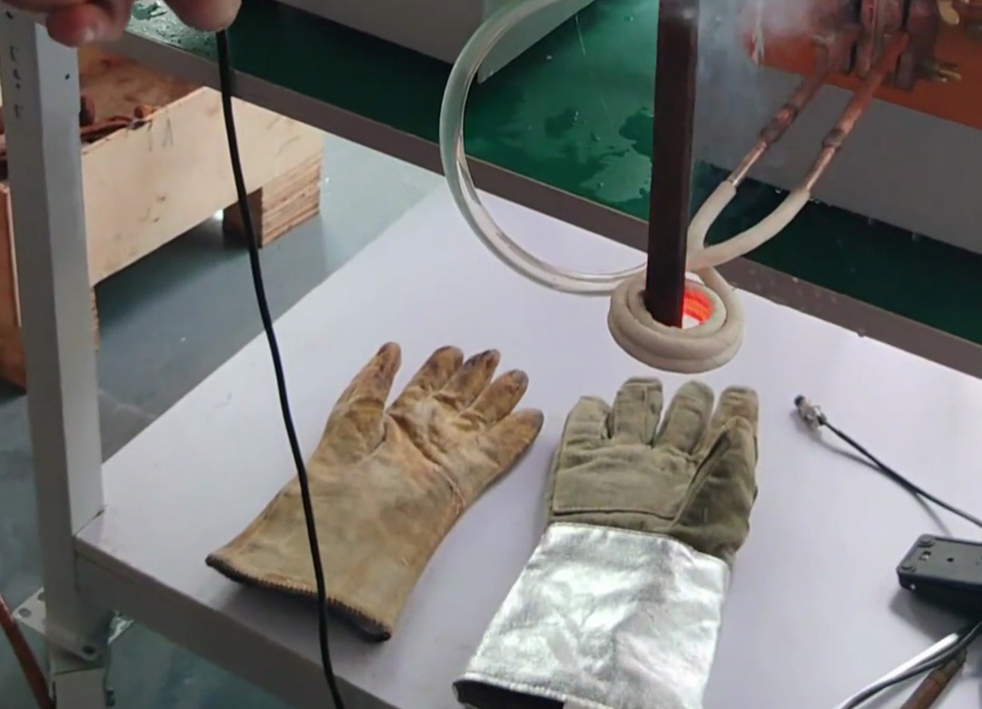 25KW型號(hào)的高頻加熱機(jī)用來做淬火、退火、焊接、熔煉等熱處理工藝