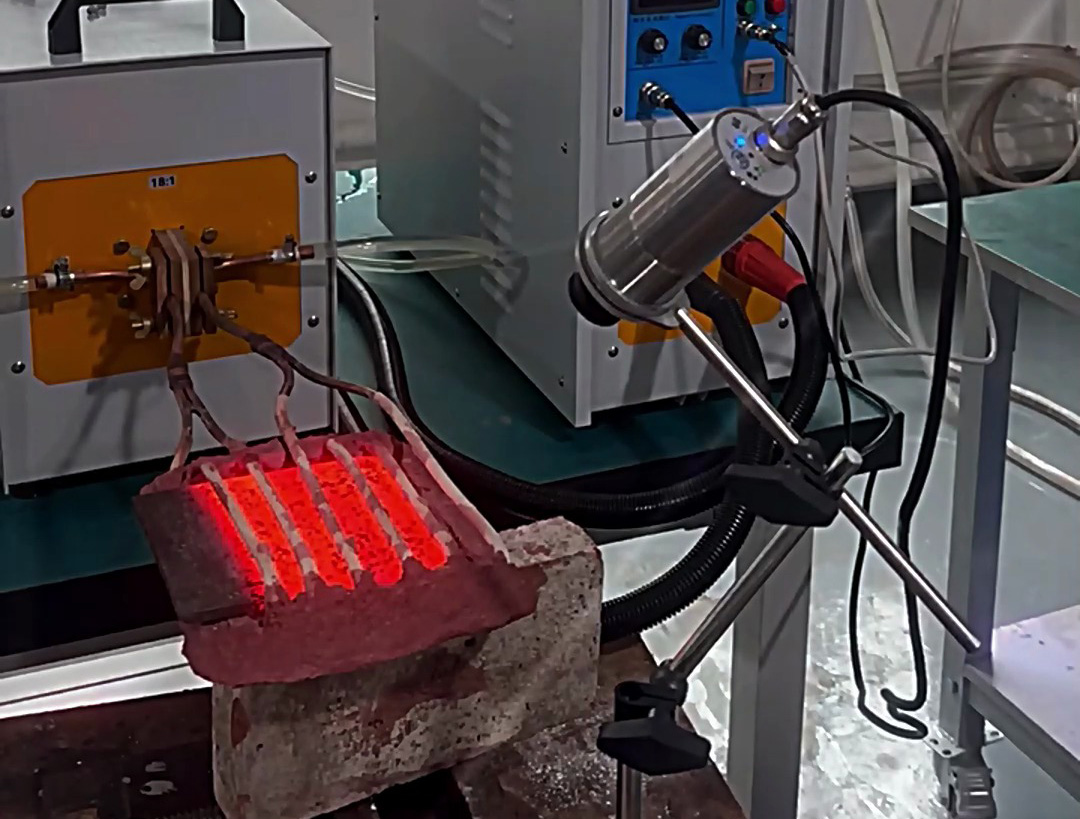 這款帶紅外溫控檢測的高頻感應(yīng)加熱機(jī)，它支持最高正負(fù)5度的溫度控制